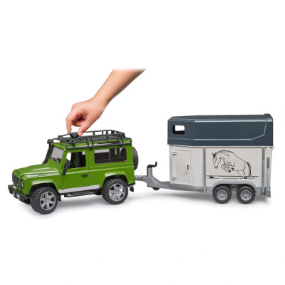 Žaislinis BRUDER LAND ROVER DEFENDER automobilis su priekaba arkliui 02592